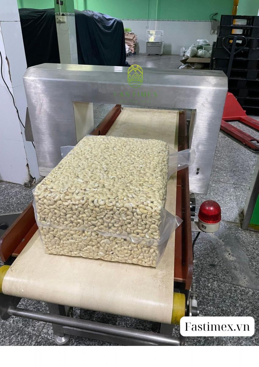 Packing Cashew nuts: Vancumm bag 22.68kg ( 50.00Lbs)